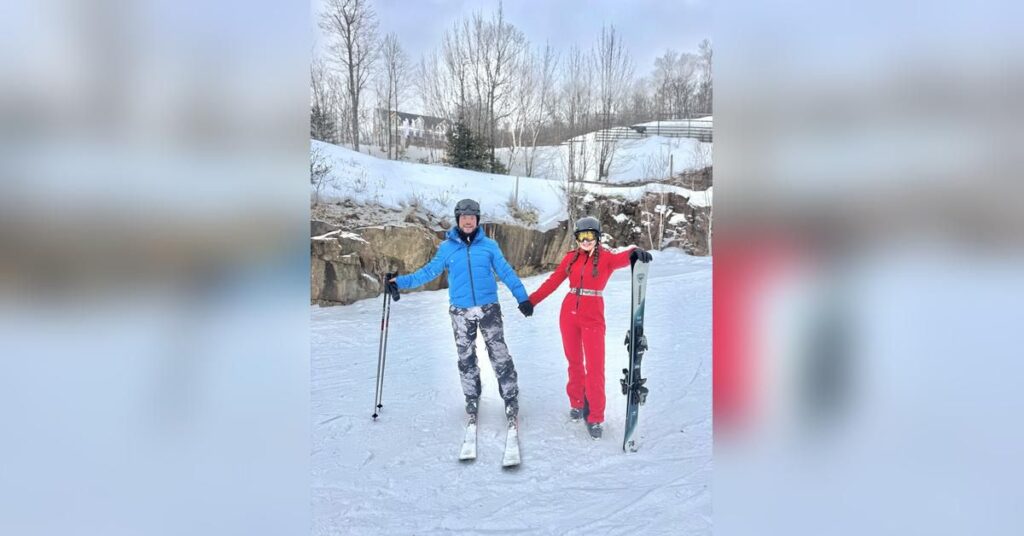 Má: Macacão Ski Vermelho da Emporio Armani, bota Ski Icon Moon Boot Junior: Casaco Ski azul da Rossignol, bota Ski Icon Moon Boot
